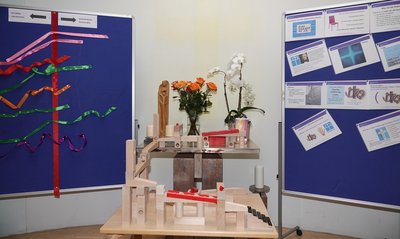 In der Kapelle - Altar und Murmelbahn mit Moderationswänden In der Kapelle - Altar und Murmelbahn mit Moderationswänden