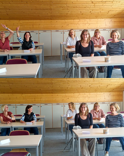 Gruppe sitzt im alten Klassenzimmer Gruppe sitzt im alten Klassenzimmer