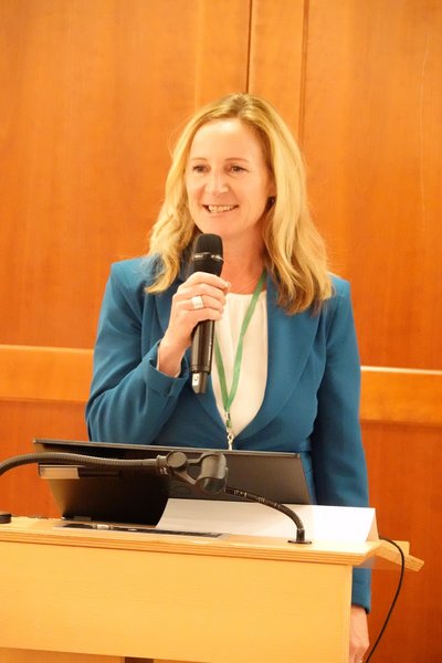 Grußwort von Claudia Zolk Claudia Zolk spricht ein Grußwort