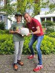 Spendenübergabe im Klinikgarten Sebastian Panholzer und Martin Rummel-Siebert 