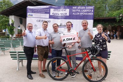 Gemeinsame Spendenübergabe von Phil Ladehof