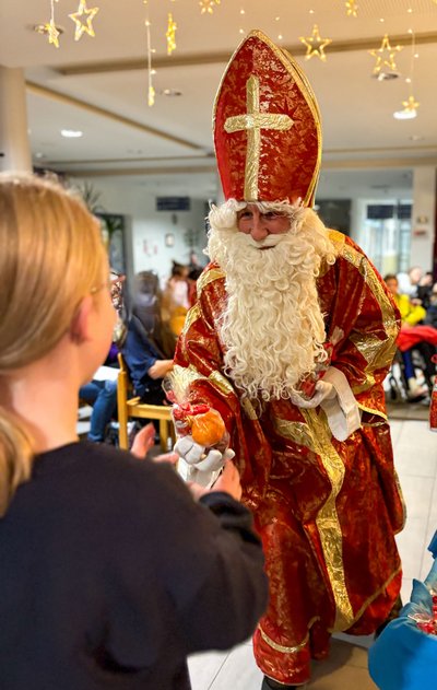 Bischof Nikolaus in der Rheuma-Kinderklinik