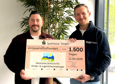 Mitarbeiter K-iS Systemhaus bei der Spendenübergabe Mitarbeiter K-iS Systemhaus bei der Spendenübergabe