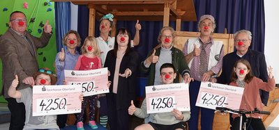KlinikClowns erhalten Geld Spendenübergabe für die KlinikClowns