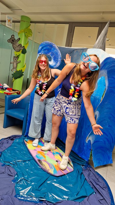 eine Sommerfest Surfwelle eine Sommerfest Surfwelle