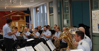 Gebirgsmusikkorps der Bundeswehr in der Rheuma-Kinderklinik Gebirgsmusikkorps der Bundeswehr in der Rheuma-Kinderklinik