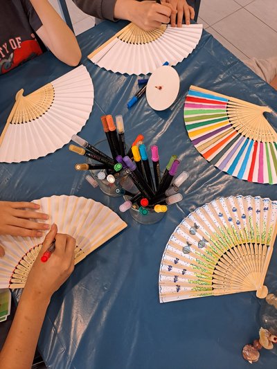 Rheuma-Kinderklinik bunte Fächer gestalten