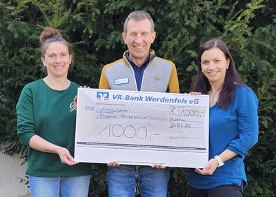 Sabrina Veith (re.) und Marianne Wagner (li.) überreichen den Spendenscheck an Martin Rummel-Siebert (Sozialdienstleiter) Sabrina Veith (re.) und Marianne Wagner (li.) überreichen den Spendenscheck an Martin Rummel-Siebert (Sozialdienstleiter)