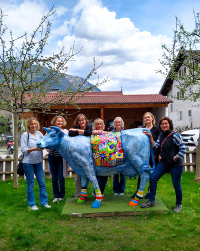 Klassentreffen Gruppenbild vor der Klinik Klassentreffen Gruppenbild vor der Klinik